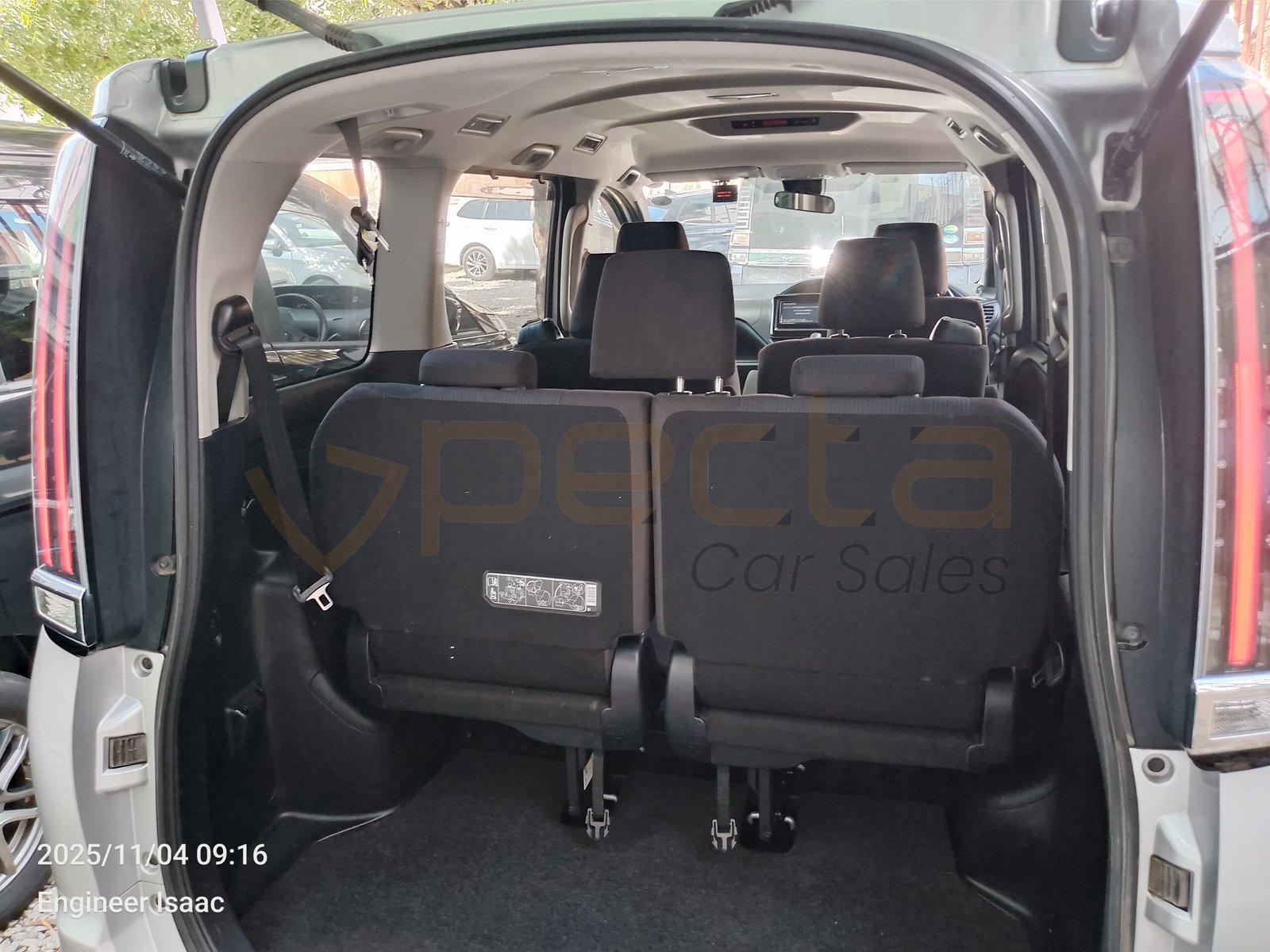 Toyota Noah 2018 Petrol Silver