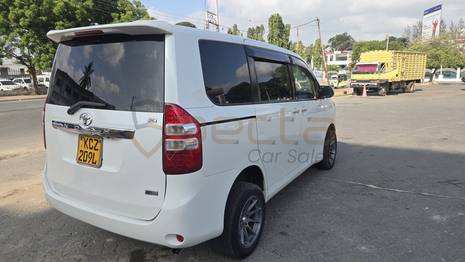 Toyota Noah 2012 Model