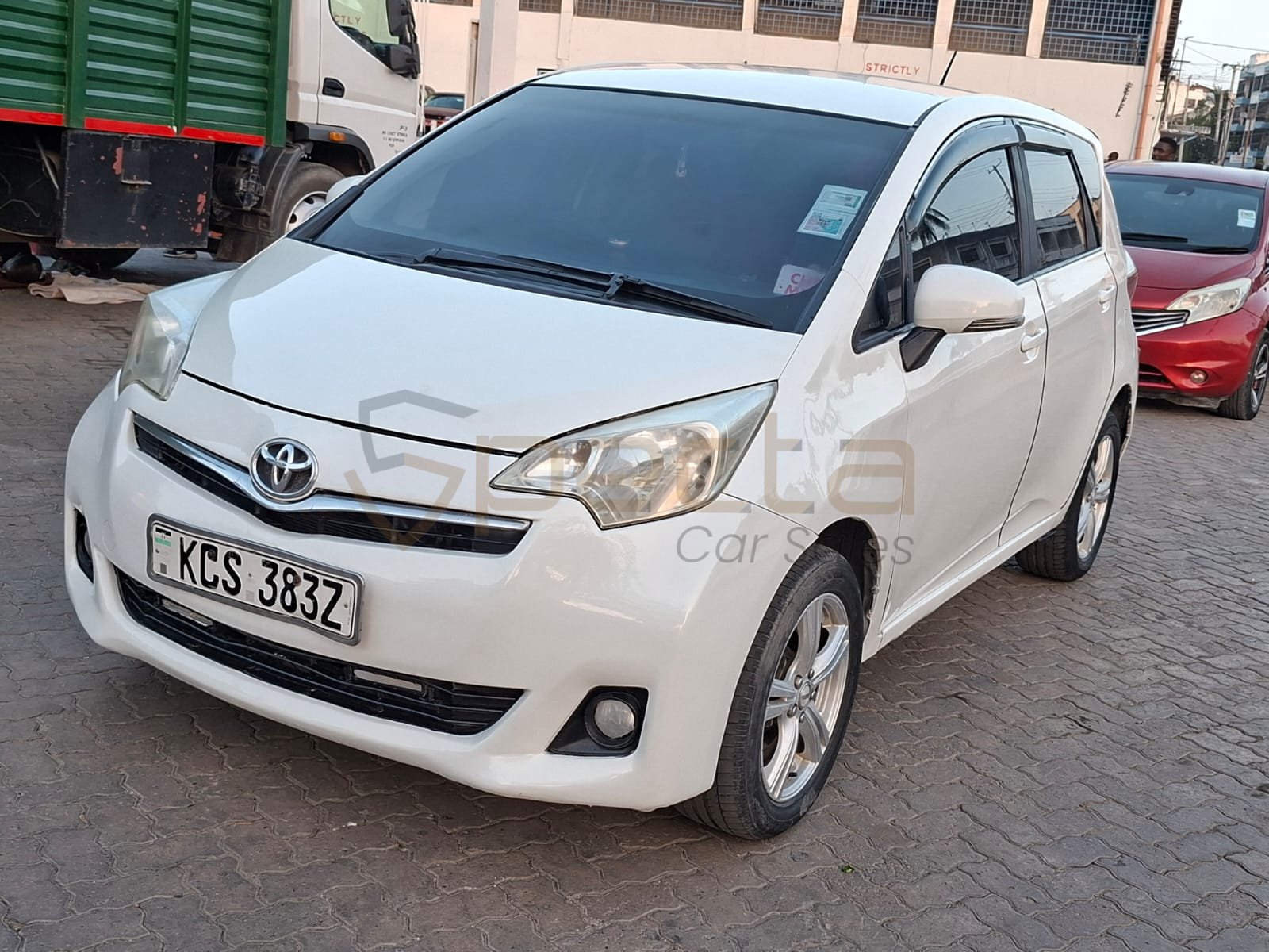 Locally used Toyota Ractis 2011