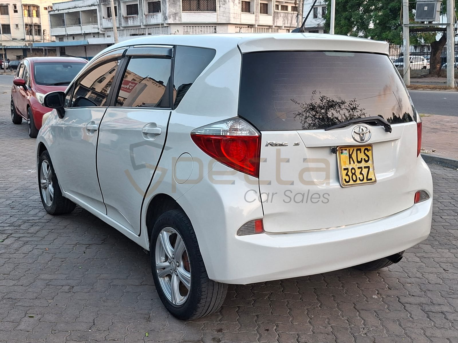 Locally used Toyota Ractis 2011